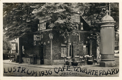710460 Reclameprentbriefkaart uitgegeven door Ant. Marchal, eigenaar van de 'The Black Horse Bar', Drieharingenstraat 1 ...